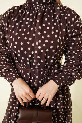 Omuz Büzgülü Puantiyeli Şifon Elbise Kahve - Elbise