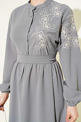 Omuz Çiçek Nakışlı Düğmeli Elbise Gri - Elbise