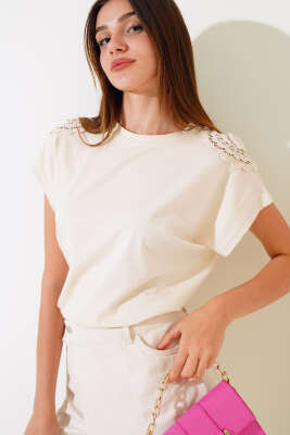 Omuz Dantelli T-shirt Bej - TOP SHOW