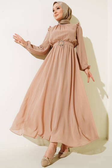 Omuz Fırfır Detaylı Taşlı Kuşaklı Şifon Elbise Latte - Tesettür Elbise