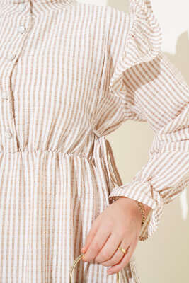 Omuz Fırfırlı Çizgili Gofre Elbise Latte - Tesettür Elbise