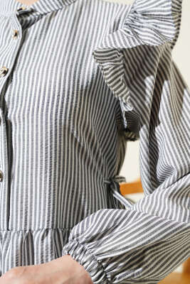 Omuz Fırfırlı Düğmeli Çizgili Gofre Elbise Siyah - Tesettür Elbise