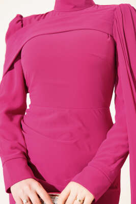 Omuz Pelerinli Balık Model Abiye Elbise Fuşya - Elbise