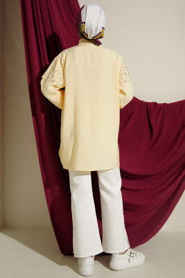 Omuz Pelerinli Taşlı Tensel Gömlek Sarı - Gömlek