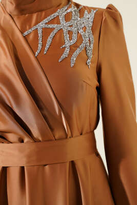 Omuz Taşlı Saten Abiye Elbise Camel - Tesettür Elbise