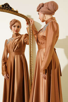 Omuz Taşlı Saten Abiye Elbise Camel - Tesettür Elbise