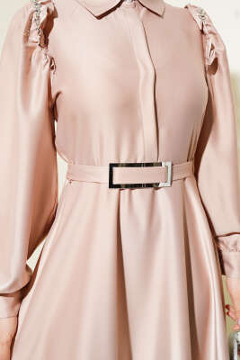 Omuz Taşlı Yarım Gizli Düğmeli Saten Elbise Bej - Tesettür Elbise