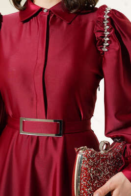 Omuz Taşlı Yarım Gizli Düğmeli Saten Elbise Bordo - Tesettür Elbise