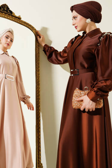 Omuz Taşlı Yarım Gizli Düğmeli Saten Elbise Kahve - Elbise