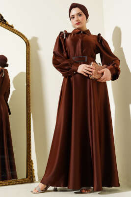 Omuz Taşlı Yarım Gizli Düğmeli Saten Elbise Kahve - Tesettür Elbise