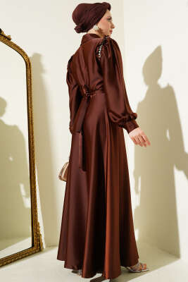 Omuz Taşlı Yarım Gizli Düğmeli Saten Elbise Kahve - Tesettür Elbise