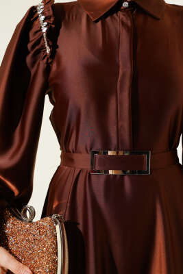 Omuz Taşlı Yarım Gizli Düğmeli Saten Elbise Kahve - Tesettür Elbise