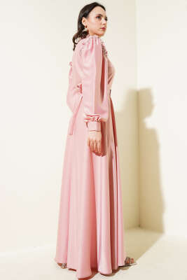 Omuz Taşlı Yarım Gizli Düğmeli Saten Elbise Pudra - Tesettür Elbise