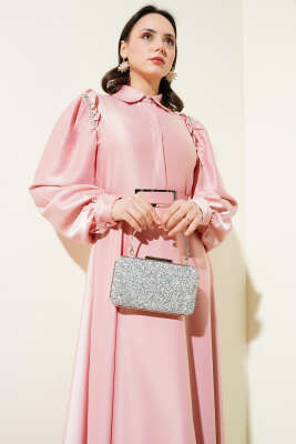 Omuz Taşlı Yarım Gizli Düğmeli Saten Elbise Pudra - Tesettür Elbise