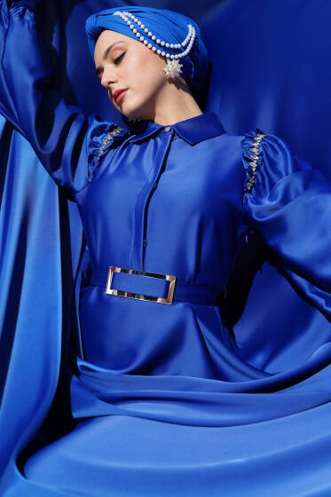 Omuz Taşlı Yarım Gizli Düğmeli Saten Elbise Saks - Elbise