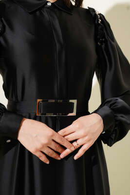 Omuz Taşlı Yarım Gizli Düğmeli Saten Elbise Siyah - Tesettür Elbise