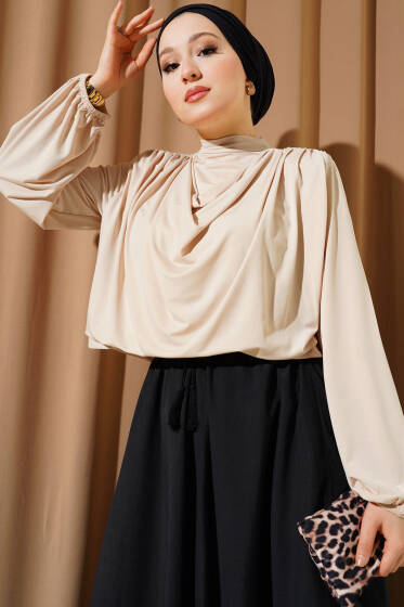 Omuz Vatkalı Degaje Yaka Sandy Bluz Bej - Yılın Fırsatı 