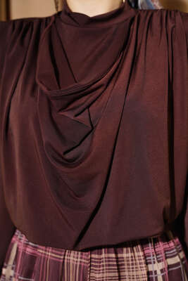 Omuz Vatkalı Degaje Yaka Sandy Bluz Kahve - Bluz