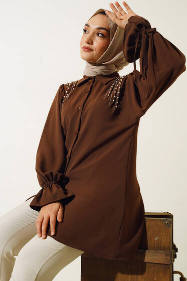 Omuzları İnci Taş Süslemeli Bilek Bağcıklı Tunik Kahve - Tunik