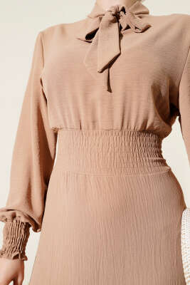 Önden Bağlama Detaylı Lastikli Elbise Latte - Tesettür Elbise