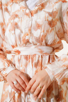 Önden Düğmeli Ebruli Desenli Elbise Kahve - Tesettür Elbise