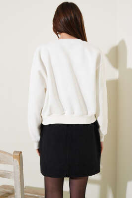 Önü Boncuklu Üç İplik Kısa Sweatshirt Ekru - Kadın Giyim Modelleri