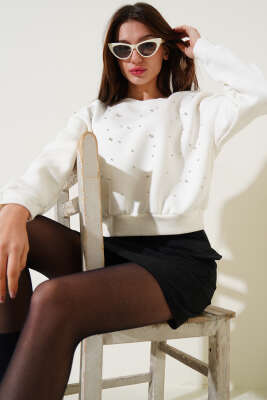 Önü Boncuklu Üç İplik Kısa Sweatshirt Ekru - Kadın Giyim Modelleri