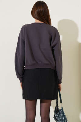 Önü Boncuklu Üç İplik Kısa Sweatshirt Füme - Kadın Giyim Modelleri