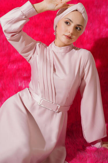 Önü Çapraz Piliseli Saten Elbise Pembe - Elbise