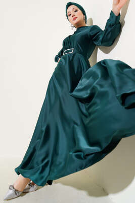 Önü Çapraz Piliseli Saten Elbise Zümrüt 