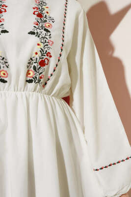 Önü Çiçek Nakışlı Bel Lastikli Elbise Ekru - Tesettür Elbise