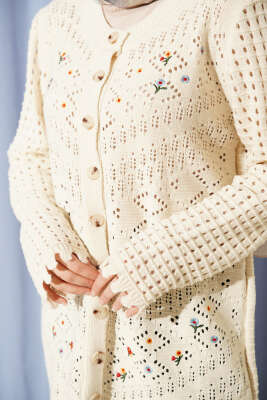 Önü Çiçek Nakışlı Düğmeli Ajurlu Hırka Bej - Bayan Hırka