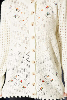 Önü Çiçek Nakışlı Düğmeli Ajurlu Hırka Ekru - Hırka