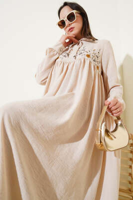 Önü Çiçek Nakışlı Elbise Bej - Tesettür Elbise