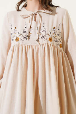 Önü Çiçek Nakışlı Elbise Bej - Tesettür Elbise