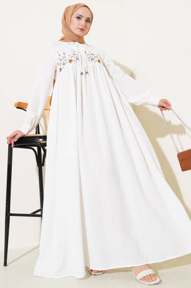 Önü Çiçek Nakışlı Elbise Beyaz - Elbise