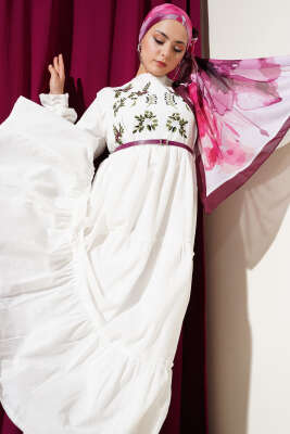 Önü Çiçek Nakışlı Fırfırlı Elbise Mürdüm 