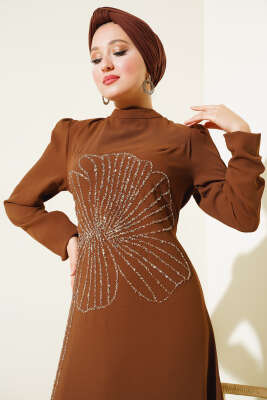 Önü Çiçek Taşlı Elbise Taba - Tesettür Elbise