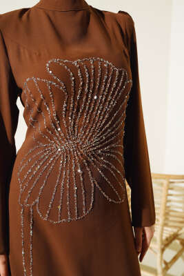 Önü Çiçek Taşlı Elbise Taba - Tesettür Elbise