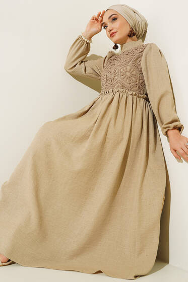 Önü Dantel Örgü Detaylı Elbise Latte - Tesettür Elbise
