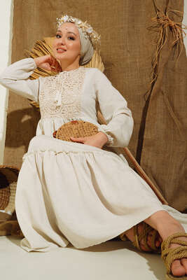 Önü Dantel Örgülü Yakası İp Bağlamalı Elbise Bej - Tesettür Elbise