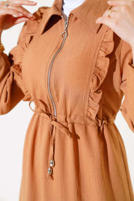 Önü Fırfırlı Fermuarlı Elbise Camel - Tesettür Elbise