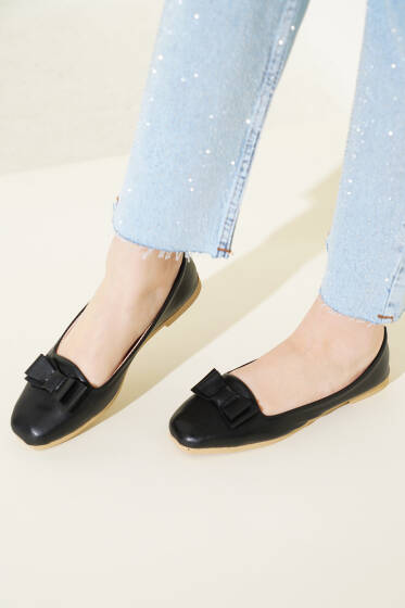 Önü Fiyonklu Babet Siyah - Babet