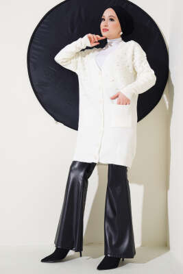 Önü İnci Süslemeli Düğmeli Triko Hırka Beyaz - Triko Hırka