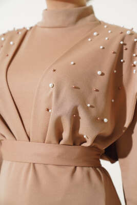 Önü İncili Kuşaklı Elbise Latte - Tesettür Elbise