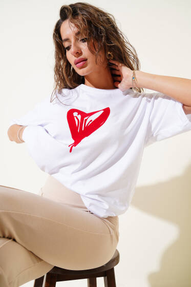 Önü Kalp Baskılı T-shirt Beyaz - Kadın Giyim Modelleri