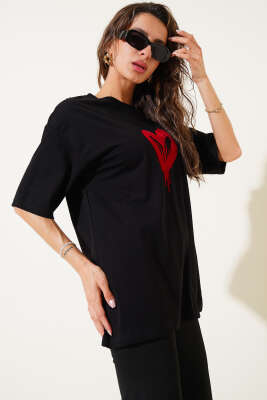 Önü Kalp Baskılı T-shirt Siyah - Kadın Giyim Modelleri