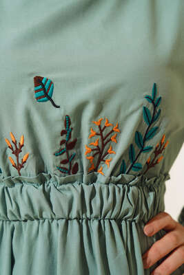 Önü Nakışlı Beli Lastikli Elbise Çağla Yeşili - Thumbnail