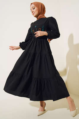 Önü Nakışlı Beli Lastikli Elbise Siyah - Thumbnail