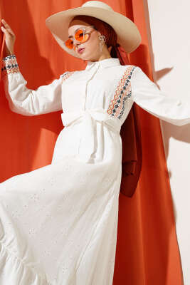 Önü Nakışlı Brodeli Kuşaklı Elbise Kiremit 